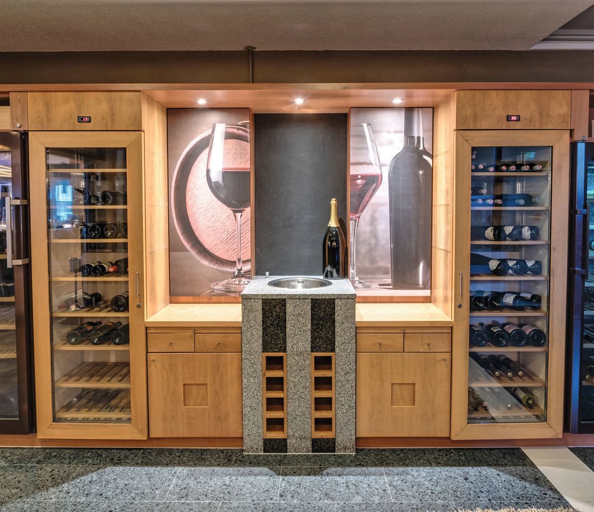 Hotel Vierjahreszeiten Weinschrank